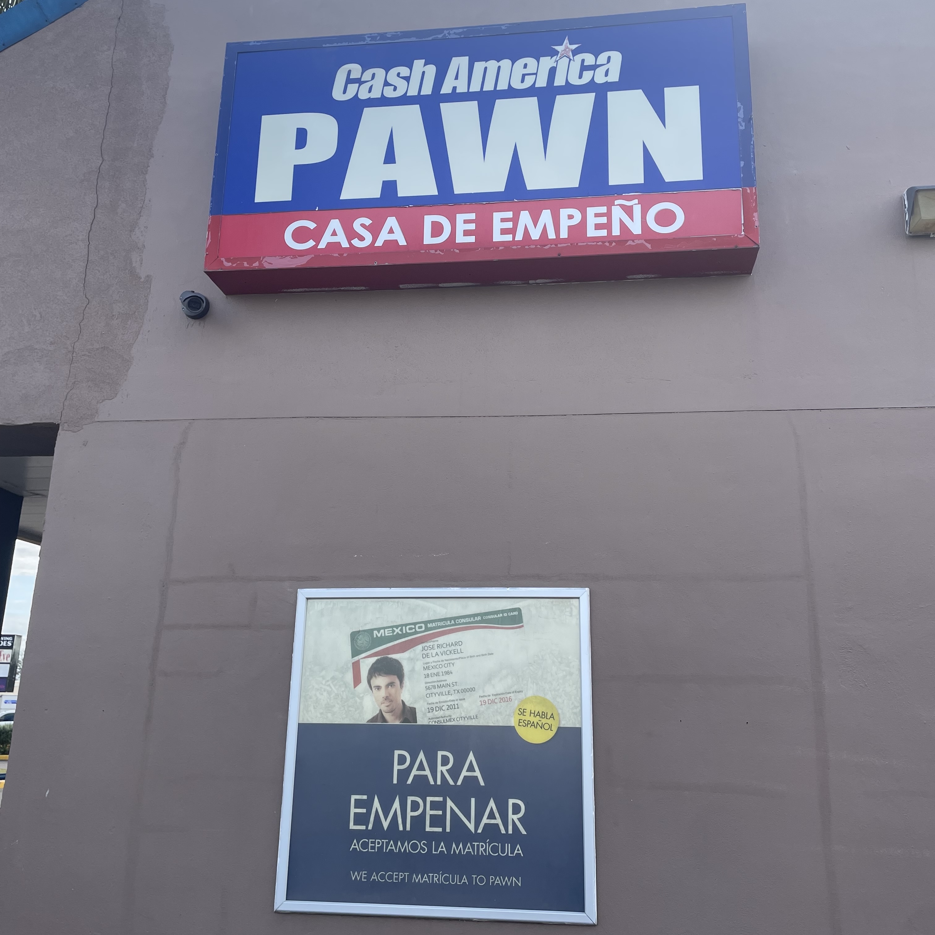 An advertisement outside of a pawn shop in Texas targets Spanish speakers